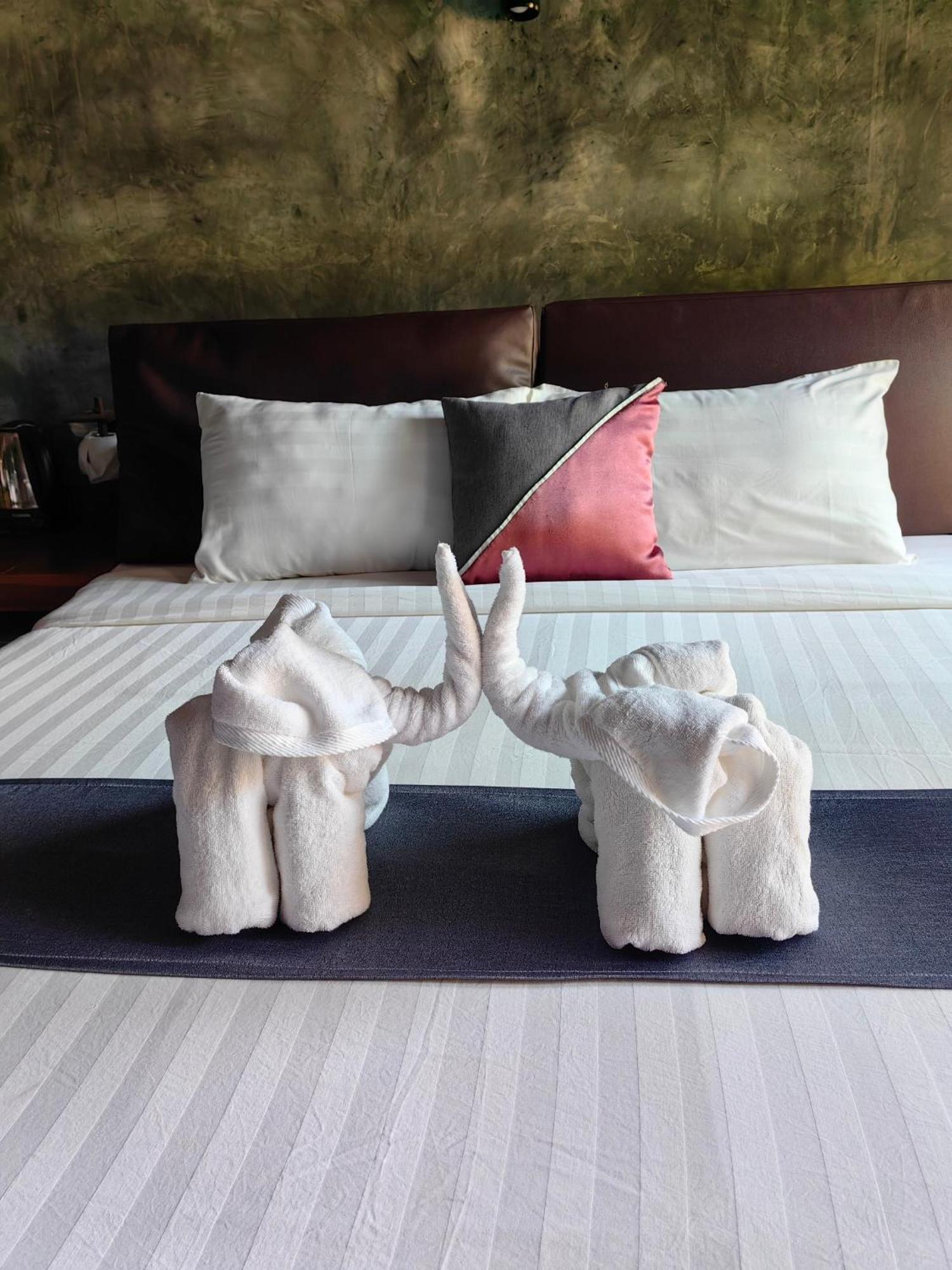 Keeree Loft Resort Thong Pha Phum Exteriör bild